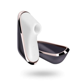 Satisfyer Pro Traveller är en elegant svartvit enhet med roséguldhöjdpunkter, med innovativ tryckvågsteknik mot en vit bakgrund.