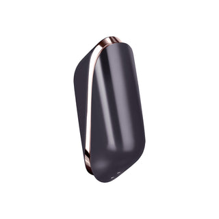 Satisfyer Pro Traveller är en elegant bärbar teknisk enhet i svart och roséguld med tryckvågsteknik, en kompakt modern design och vattentät-funktioner för ultimat bekvämlighet.