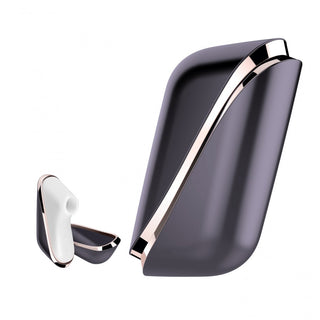 Satisfyer Pro Traveller har snygga svarta och vita trådlösa hörsnäckor med metallic accenter, en vattentät-design för hållbarhet och ett matchande rektangulärt laddningsfodral.