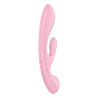 Satisfyer Triple Oh Rabbitstav är en rosa, böjd dubbelmotorisk massageapparat tillverkad av kroppsvänligt silikon, som erbjuder en slät yta och elegant design för en upphöjd upplevelse.