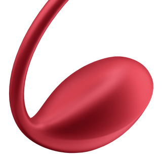 Röd silikon Satisfyer Shiny Petal APP vibrator med en böjd svans, visas på en vit bakgrund.