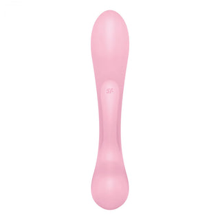 Satisfyer Triple Oh Rabbitstav är ett rosa, dubbelsidigt abstrakt silikonobjekt tillverkat av kroppsvänligt silikon med en slät, böjd design på vit bakgrund.