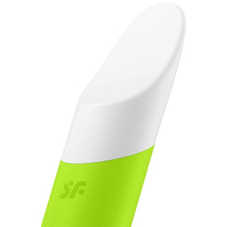 Närbild av Satisfyer Ultra Power Bullet 7, en modern, minimalistisk grön och vit elektronisk enhet med en slät, böjd design. Den gröna delen har en subtil präglad logotyp.