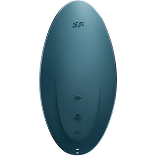 En glänsande blå surfbräda med Satisfyer Vulva Lover-logotypen och utrustad med fenor på undersidan, är designad för ett sömlöst glid över varje våg, likt lufttryck-vågor och vibrationer.