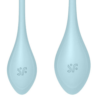Satisfyer Yoni Power Knipkulor består av två ljusblå, droppformade föremål designade för att stödja bäckenbottenmuskulatur och adressera inkontinens, var och en med en liten logotyp på en vit bakgrund.