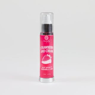 The Secret Play Kyssbart Glidmedel är ett kyssbart smörjmedel med smak av jordgubb och grädde med en het effekt. Den kommer i en rosa flaska med en pumptop, med en bild av jordgubbar och grädde på framsidan.