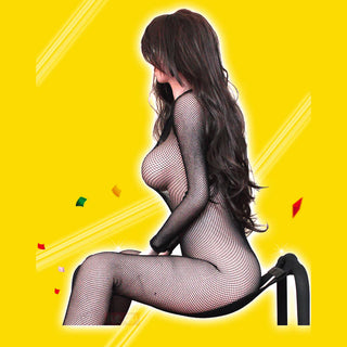 En svart fisknätbody draperad på en Sexkudde med Sexstol, båda mot en ljusgul bakgrund.