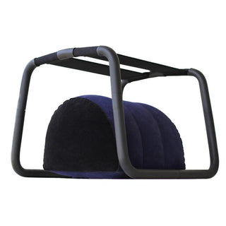 Svart och marinblå vadderad kilkudde med en robust svart metallram, utformad som en sexpall.