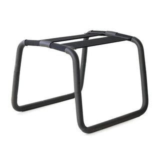 Hopfällbart bagagestativ i svart metall med två svarta textilremmar och en rörformad ramkonstruktion.