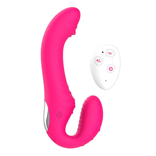 Rosa strap-on-vibrator i silikon med en böjd, strukturerad spets och en liten trådlös fjärrkontroll.