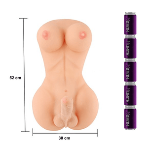 Shemale Sexdocka Med Dildo är en nyhet för vuxna med en realistisk båldesign, 52 cm lång och 30 cm bred, utställd bredvid en bunt lila burkar.