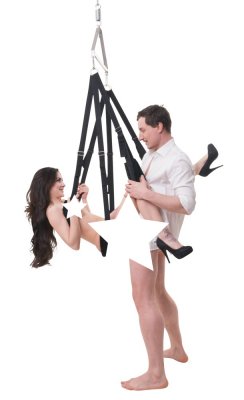 En man och kvinna som använder en svart Love Swing Sexgunga, med strategiska stjärnbeklädnader för avskildhet, hittar balans i sina rutiner – som förkroppsligar essensen av yogaövningar.