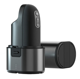 En elegant svart Arcwave Ion Masturbator med knappar, med innovativ lufttrycksteknologi, står i en metallisk laddningsdocka.