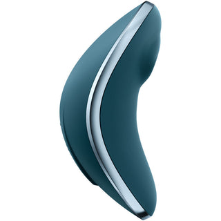 Satisfyer Vulva Lover är en elegant, krökt blågrön personlig vårdenhet med silverdetaljer som erbjuder lufttryck-vågor och vibrationer för en lyxig upplevelse.