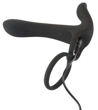 Penisring Couples Vibrator är en dubbelstimuleringsleksak i svart silikon med en vibrator och en ansluten sladd för laddning eller kontroll.