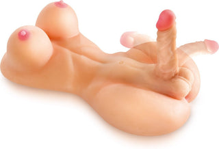 Den abstrakta skulpturen, "Shemale Sexdocka Med Dildo", har utstickande element som väcker mänsklig anatomi, inklusive bröst och en dynamisk fallisk form, allt tillverkat med en realistisk design.