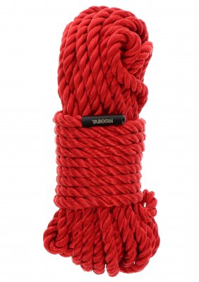 TabooM Bondage Rep 10m, ett lindat rött rep idealiskt för kinbaku-entusiaster, har en elegant svart etikett runt mitten.