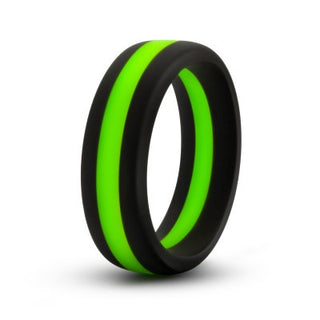 Mjuk Silikon Penisring är en svart ring med en glödande grön rand i mitten, designad för bekvämt bärande.