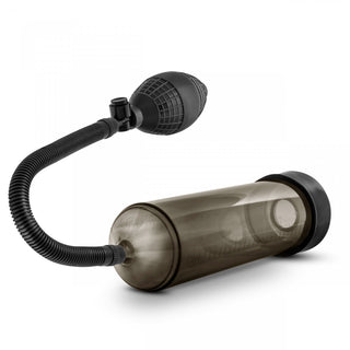 Penispump Performance 21 cm, med en flexibel slang och svart glödlampa för exakt tryckkontroll, visas på en ren vit bakgrund.