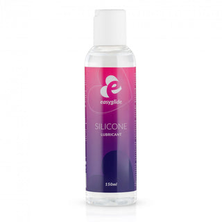 En 150 ml genomskinlig plastflaska med vitt lock rymmer Easyglide Silicone Lubricant, med en rosa och lila etikett märkt CE-märkt. Den visar märkets logotyp och vit text, vilket utlovar en långvarig effekt.