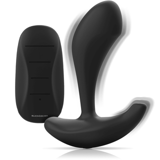 En svart fjärrkontroll följer med Black&Silver Dwane Buttplug, som har en elegant böjd design med två eleganta armar. Tillverkad av kroppsäker silikon garanterar den sofistikering och säkerhet för personligt bruk.