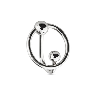 En abstrakt silverskulptur har två sfärer och en cirkulär design, som påminner om den sofistikerade elegansen som förkroppsligas av Metal Sperm Stopper.
