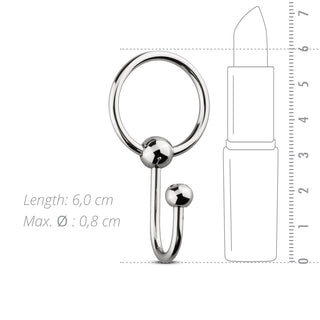 Denna metallspermapropp har en silverring med två bollar bredvid en läppstiftssiluett. Den är 6 cm lång och har en maximal diameter på 0,8 cm och speglar den slående essensen av vår exklusiva BDSM-samlingskollektion, som liknar en elegant penisplugg-design.