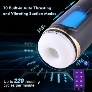 Närbild av Sinloli APP Controlled Male Masturbator, en svart och blå enhet med en digital skärm, realistisk TPE-hylsa, vit cirkulär öppning och "10 inbyggda Auto Thrusting and Vibrating Suction Modes", som erbjuder upp till 220 stötcykler per minut, appstyrd onaneringsleksak kontroll synlig på smartphone.