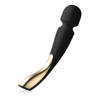 LELO Smart Wand 2 Large är en personlig massageapparat i svart och guld med en böjd design, rundat huvud och tre-knappars kontroller på handtaget.