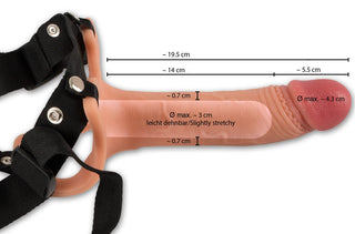 Strap-on Till Men visar upp en verklighetstrogen design med en strap-on dildo och svart sele gjord av flytande silikon. Måtten är bekvämt markerade i centimeter.