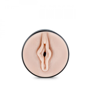 Soft + Wet Pussy Lösvagina, en rund, köttfärgad sexleksak med en svart bas, påminner om mänsklig anatomi och mot en orörd vit bakgrund.
