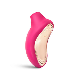 LELO Sona 2 är en modern, bönformad rosa enhet med guldaccenter som använder avancerad ljudvågsteknik för en oöverträffad klitorisstimuleringsupplevelse.
