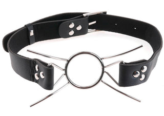 Upptäck Metall Spider Gag, en svart läderchoker med en central silverring och metallspikar. Knäppt med knappar är den perfekt för dem som utforskar BDSM-mode.