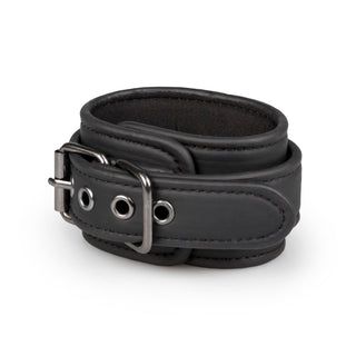 EasyToys Fotbojor/Handbojor Justerbar Spreader har ett svart läderarmband med metallspänne och öljetter mot en vit bakgrund, perfekt för dem som utforskar bondage sexleksaker.