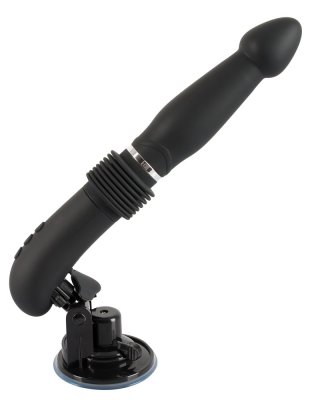 Fucking Machine Med Fjärrkontroll är en svart, långsträckt mekanisk anordning med en sugbas, med spår och knappar för förbättrad funktionalitet. Den kallas ofta för en Stötvibrator och erbjuder sofistikerad prestanda.