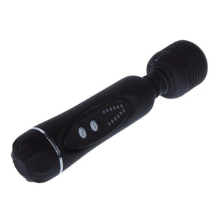 Power Wand Flirtation Magic Wand är en lyxig svart massageapparat med elegant cylindrisk design och kontrollknappar på handtaget, perfekt för dem som söker intensiva vibrationer.