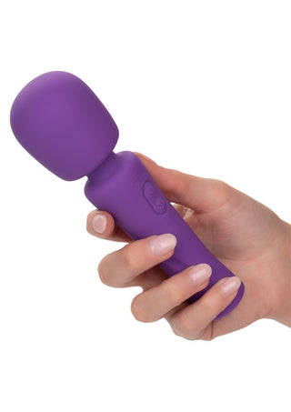 En hand håller Stella Massager Lila, en lyxig sexleksak med ett rundat huvud och böjt handtag för ergonomisk komfort.