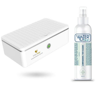 En elegant vit Stertoy Sterilizer UV Ljus med en kontrollknapp finns bredvid en Waterfeel Limpiador/Toy Cleaner sprayflaska, som visar upp sin teknik för att sterilisera sexleksaker effektivt.