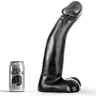 En stor svart skulptur som påminner om en upphöjd knytnäve sitter bredvid en burk märkt All Black, vilket återspeglar den djärva designen hos All Black Stor Dildo 32cm.