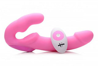 Utforska Strap-On Med Fjärrkontroll - 24 cm, en rosa vibrator med dubbla ändar med en innovativ strap-on-design och lättanvänd fjärrkontroll.