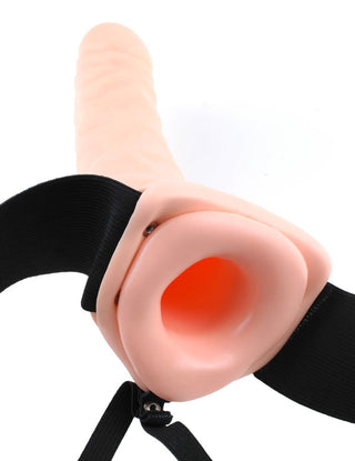 FFS Strap-On Till Män, en beige 20 cm strap-on med justerbara PVC-remmar, visas mot en orörd vit bakgrund.