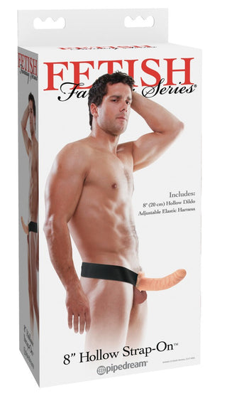 FFS - Strap-On Till Män - 20 cm produktlåda har en manlig modell med en strap-on sele och dildo, vilket främjar dess mångsidighet som sexleksak. Texthöjdpunkter anger att det är en 8-tums ihålig strap-on gjord av slitstark PVC för komfort och pålitlighet.