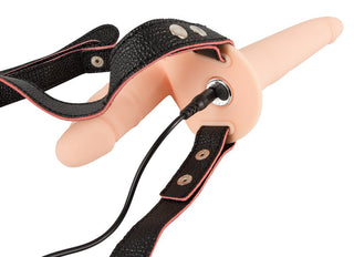 Dubbel Vibrerande Strap-On - Till Henne är en svart och rosa lädersele i en strap-on-design med rosa fästen, tillverkad av elegant silikonmaterial och inkluderar en nätsladd.