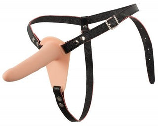 Vibrerande Strap-On - Till Henne har en beige silikondildo fäst vid en svart strap-on sele, vilket ger ökad njutning.