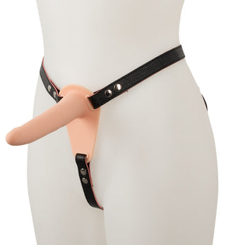 Vibrerande Strap-On - Till Henne har en premium silikondildo med svarta justerbara remmar som visas på en skyltdocka.