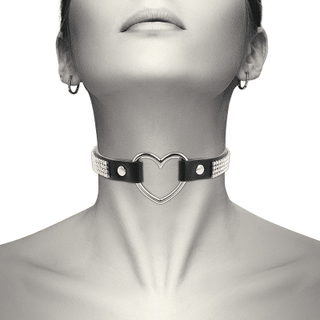 Svartvitt foto av någon som bär ett chokerhalsband utsmyckat med ett hjärta i mitten, tillverkat av högkvalitativa material.