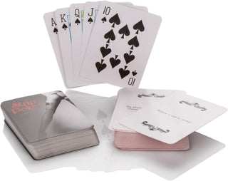Strip Poker Kortspel består av två kortlekar: en med spader och den andra med handlingar och fraser för vuxna spelare, perfekt för romantiska kvällar.