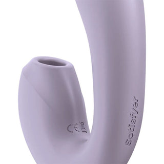 Närbild av Satisfyer Sunray Connect, framhäver dess eleganta lila och böjda design med märkestext längs sidan.