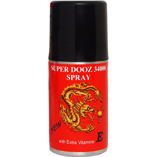 En röd burk Super Dooz 34000 Fördröjningsspray, med drakdesign, lovar extra E-vitamin för klimatkontroll.