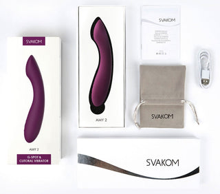 Upplev sensuell njutning med Svakom Amy 2-boxsatsen, som har en lila design och inkluderar en sammetspåse, USB-kabel och bruksanvisning.
